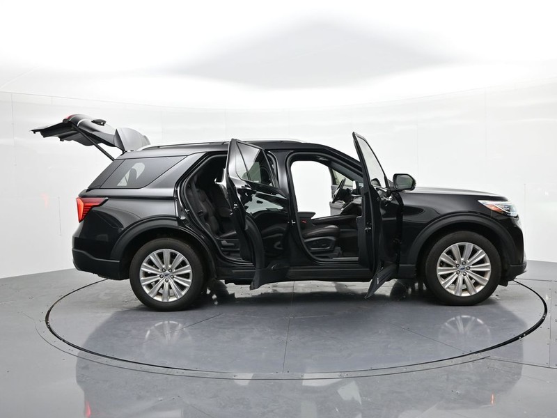 Ford Explorer Vehicle Full-screen Gallery Image 24