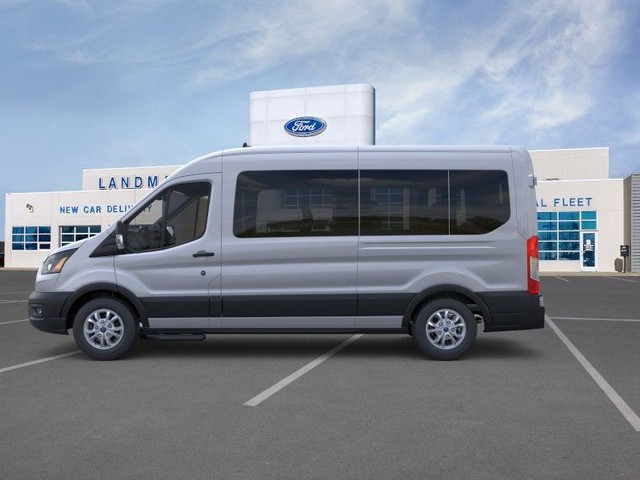 Ford Transit-350 Vehicle Full-screen Gallery Image 3