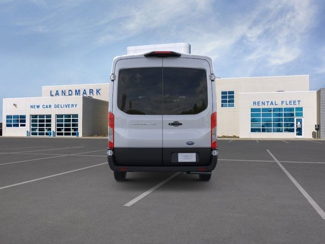 Ford Transit-350 Vehicle Full-screen Gallery Image 5