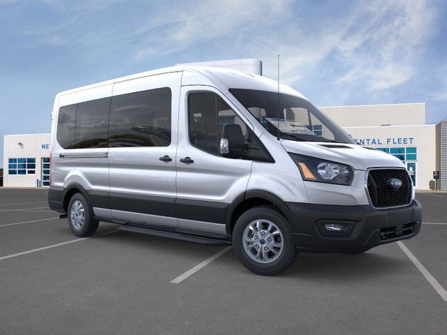 Ford Transit-350 Vehicle Full-screen Gallery Image 7