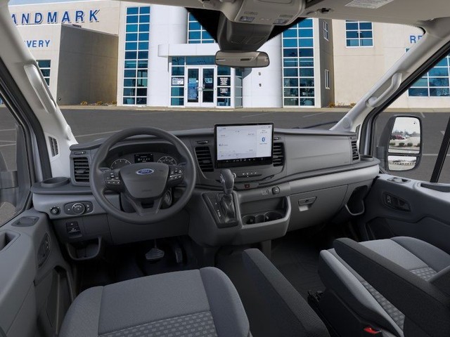 Ford Transit-350 Vehicle Full-screen Gallery Image 9