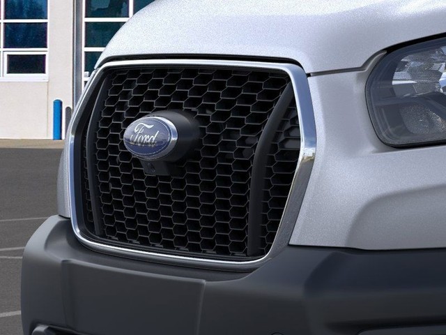 Ford Transit-350 Vehicle Full-screen Gallery Image 17