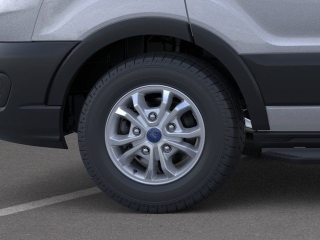 Ford Transit-350 Vehicle Full-screen Gallery Image 19