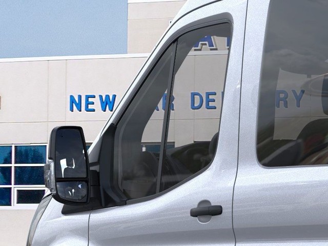 Ford Transit-350 Vehicle Full-screen Gallery Image 20