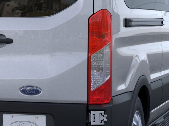 Ford Transit-350 Vehicle Full-screen Gallery Image 21