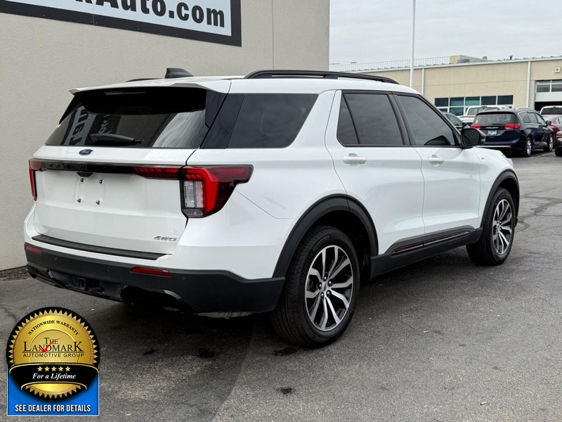 Ford Explorer Vehicle Full-screen Gallery Image 3