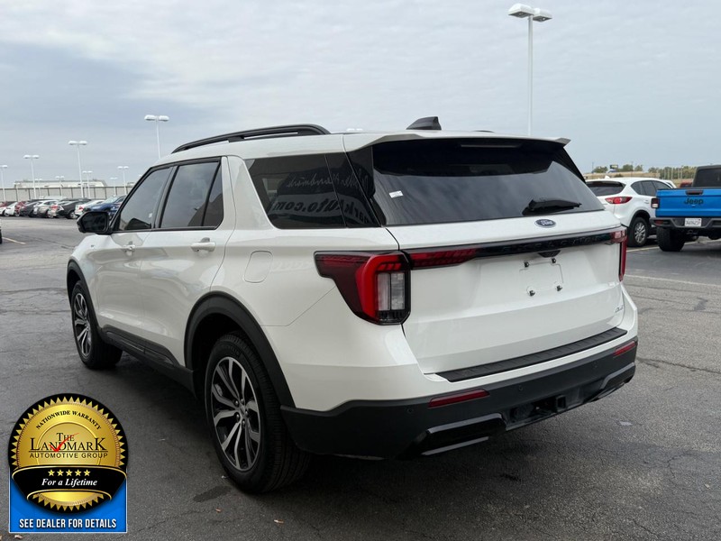 Ford Explorer Vehicle Full-screen Gallery Image 6