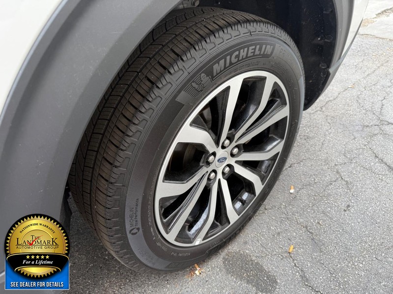 Ford Explorer Vehicle Full-screen Gallery Image 24