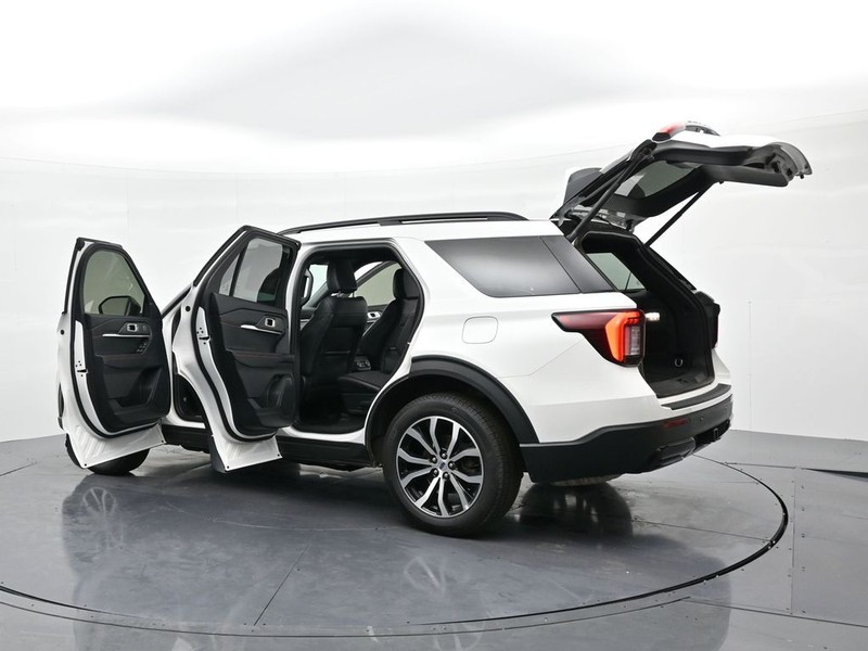 Ford Explorer Vehicle Full-screen Gallery Image 26