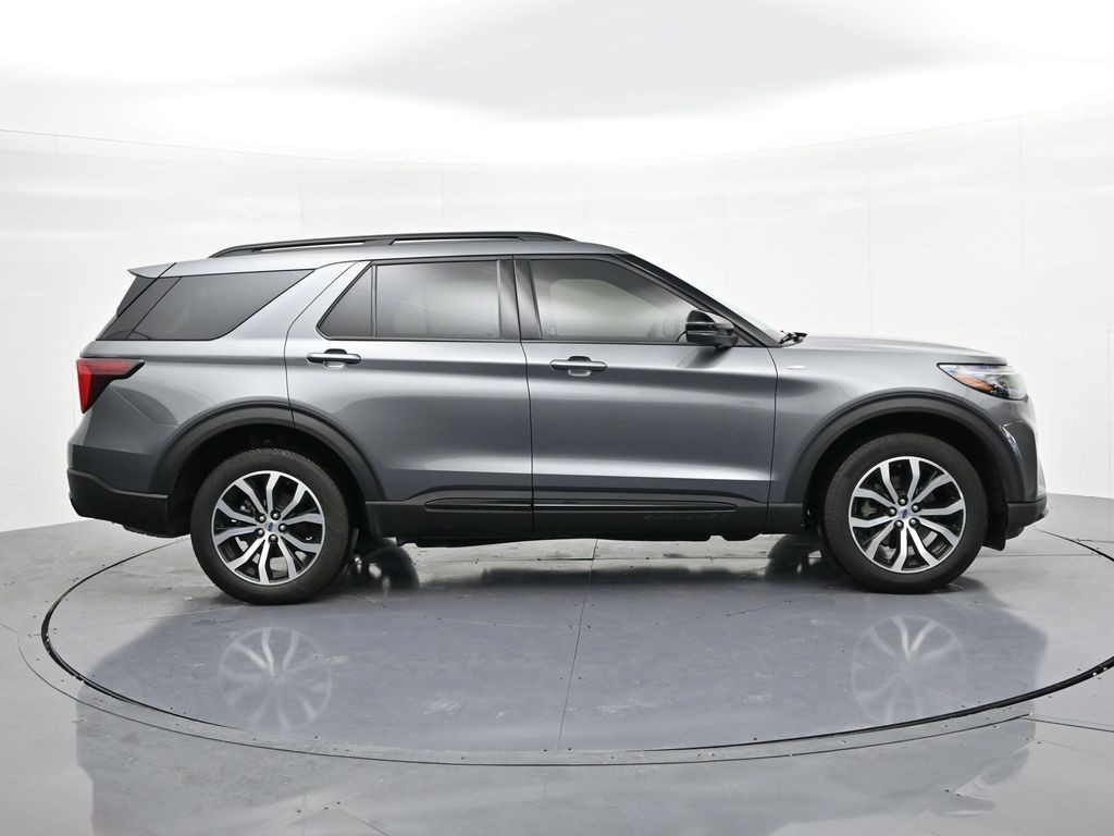 Ford Explorer Vehicle Full-screen Gallery Image 5
