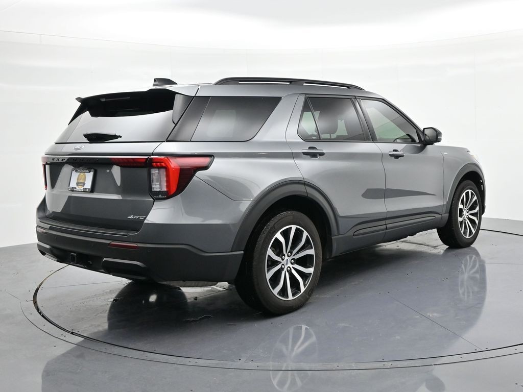 Ford Explorer Vehicle Full-screen Gallery Image 6