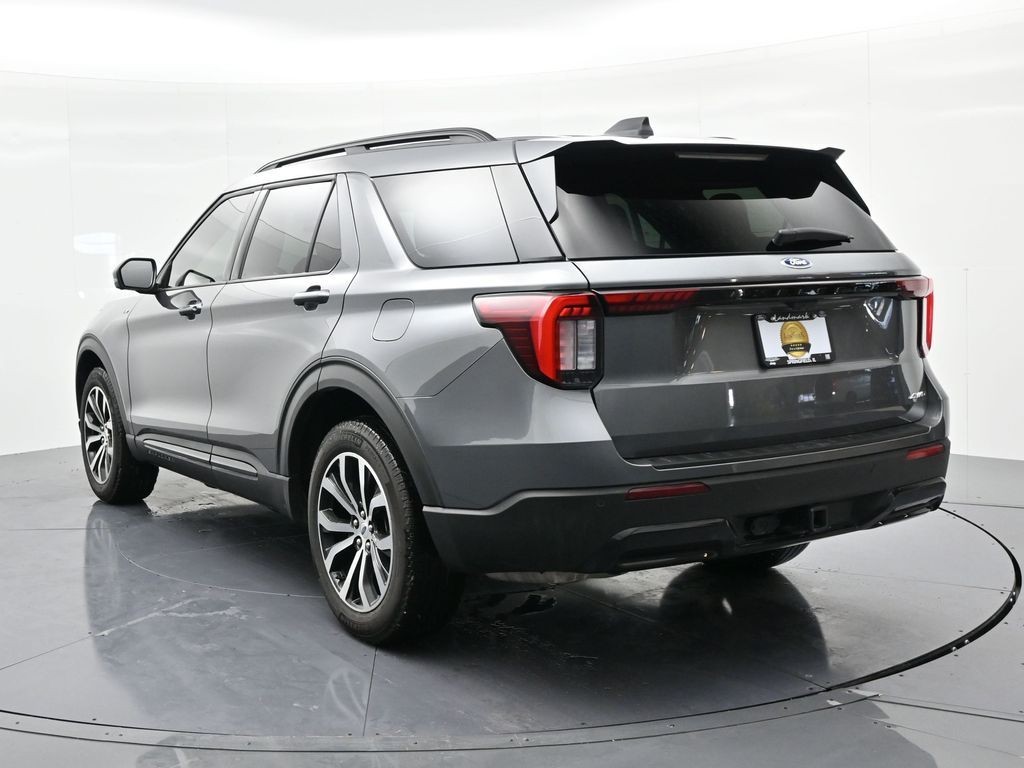 Ford Explorer Vehicle Full-screen Gallery Image 8