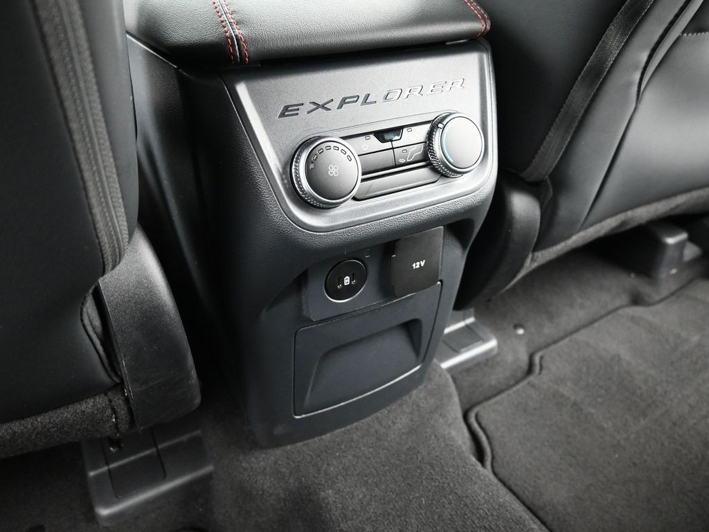 Ford Explorer Vehicle Full-screen Gallery Image 10