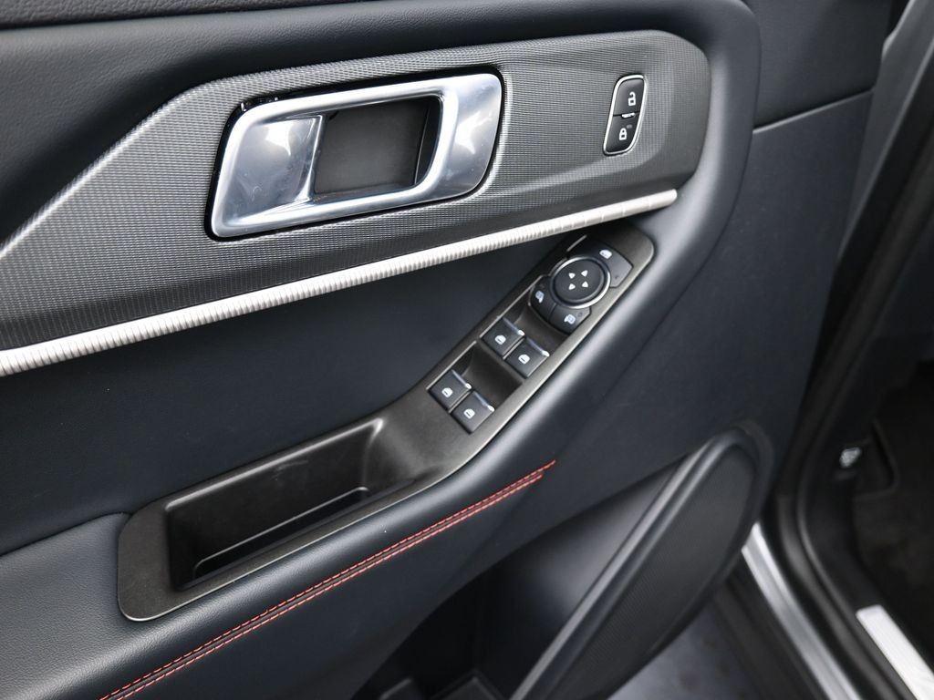 Ford Explorer Vehicle Full-screen Gallery Image 11