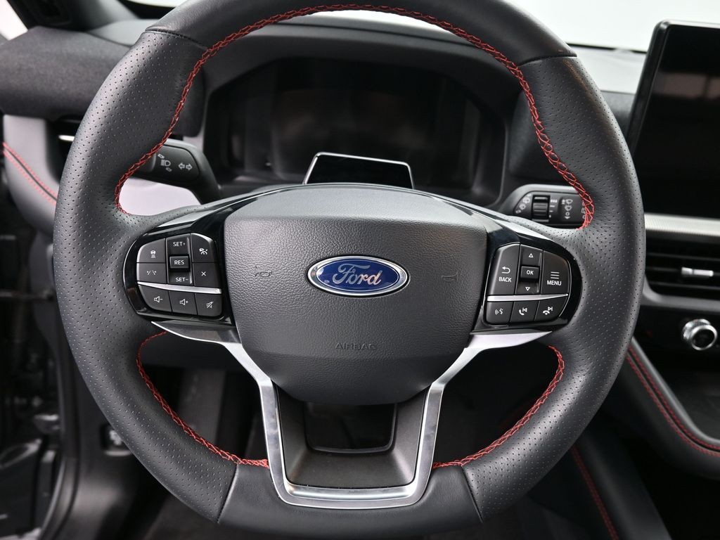 Ford Explorer Vehicle Full-screen Gallery Image 12