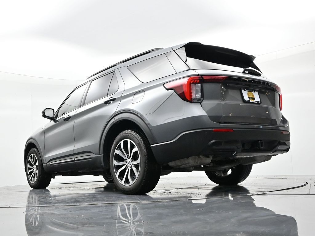 Ford Explorer Vehicle Full-screen Gallery Image 21