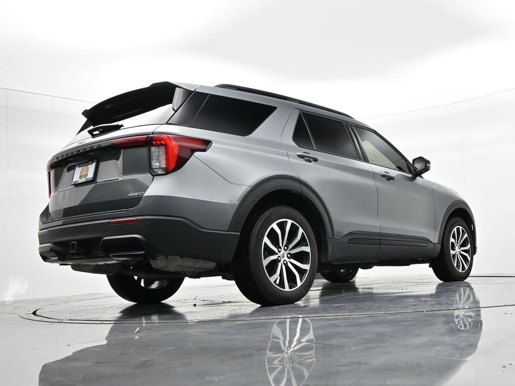 Ford Explorer Vehicle Full-screen Gallery Image 23