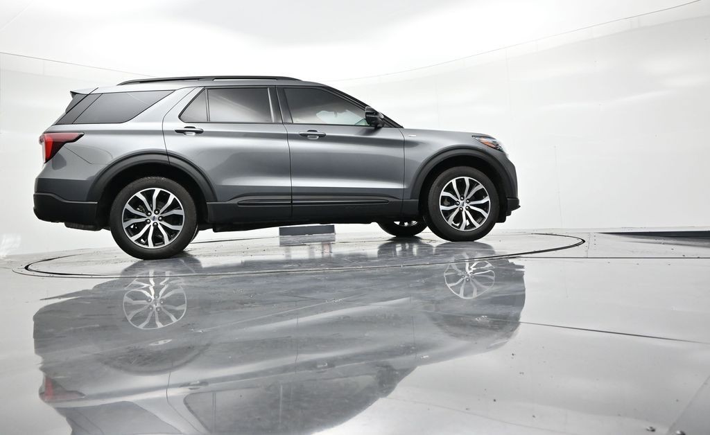 Ford Explorer Vehicle Full-screen Gallery Image 24