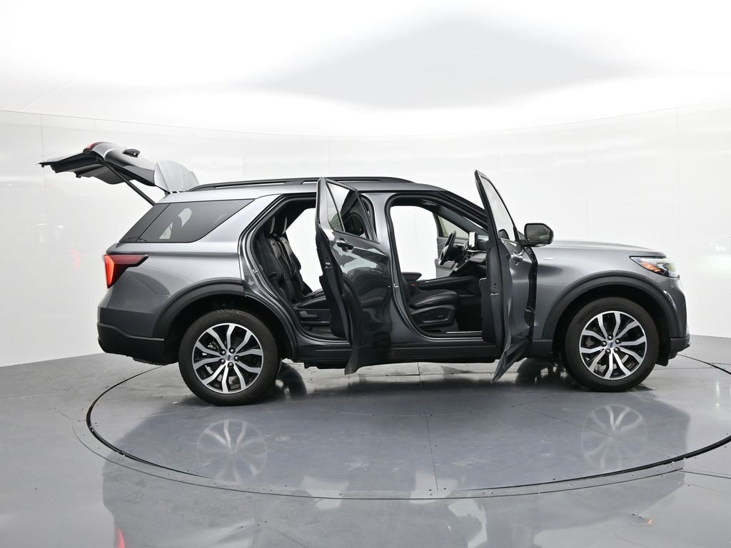 Ford Explorer Vehicle Full-screen Gallery Image 25