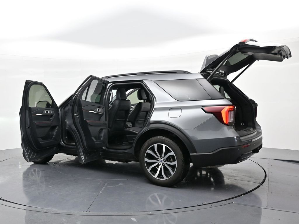 Ford Explorer Vehicle Full-screen Gallery Image 26