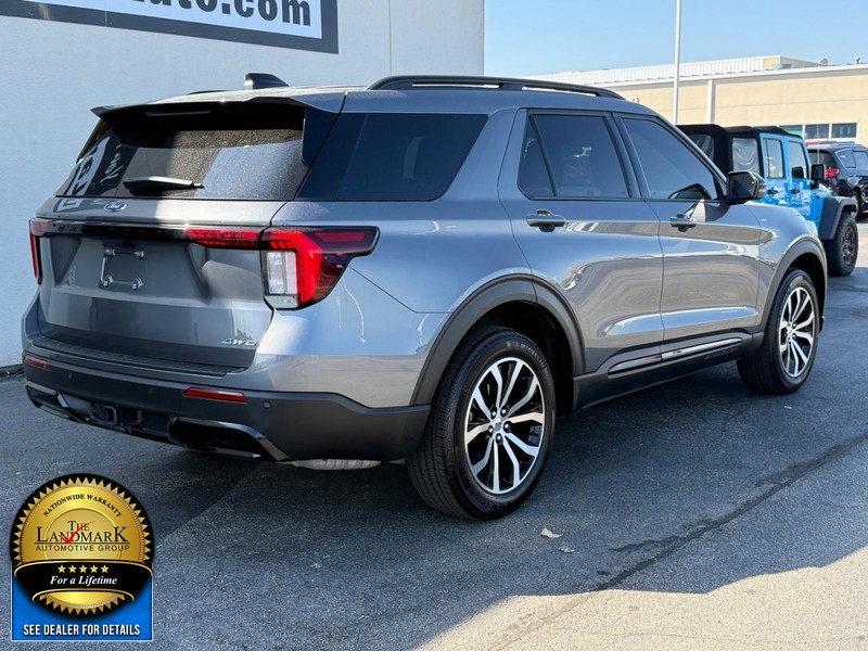 Ford Explorer Vehicle Full-screen Gallery Image 3