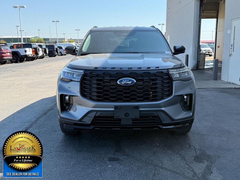 Ford Explorer Vehicle Full-screen Gallery Image 4