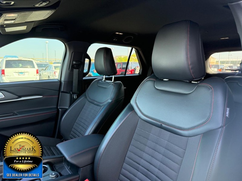 Ford Explorer Vehicle Full-screen Gallery Image 9