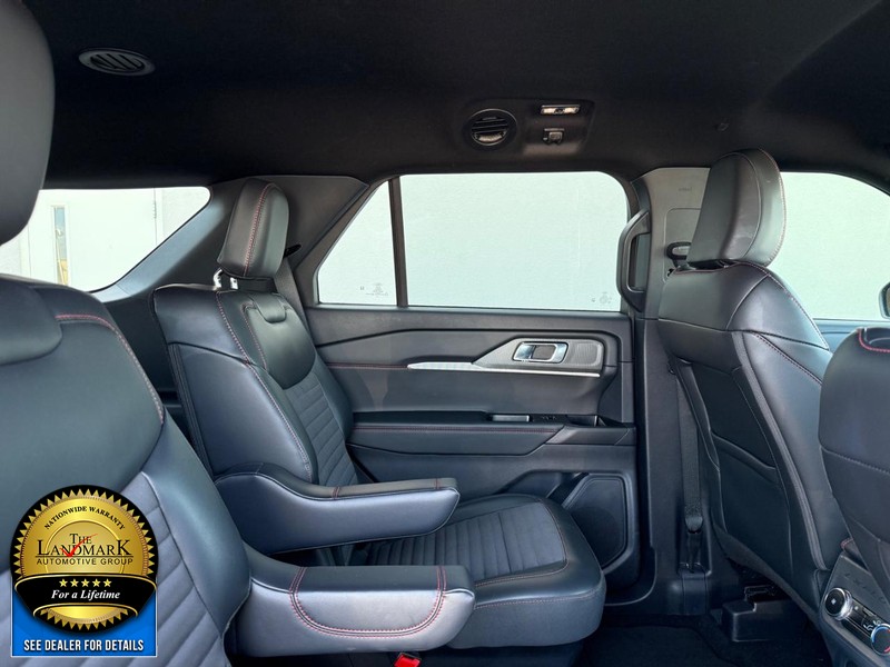 Ford Explorer Vehicle Full-screen Gallery Image 15