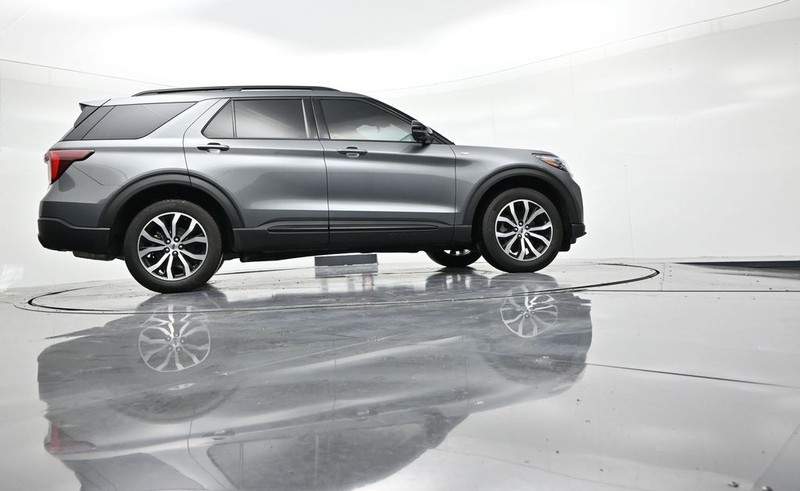 Ford Explorer Vehicle Full-screen Gallery Image 24