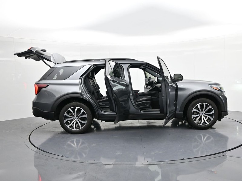 Ford Explorer Vehicle Full-screen Gallery Image 25