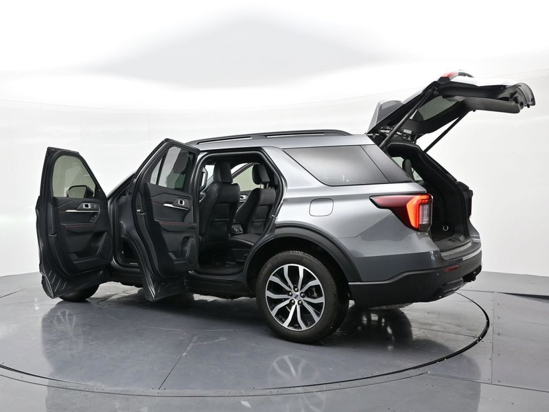 Ford Explorer Vehicle Full-screen Gallery Image 26