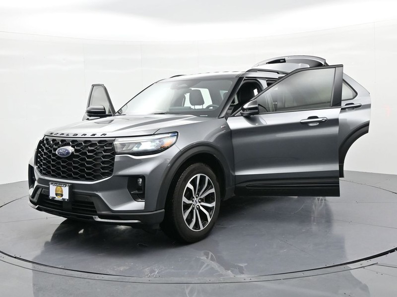 Ford Explorer Vehicle Full-screen Gallery Image 27