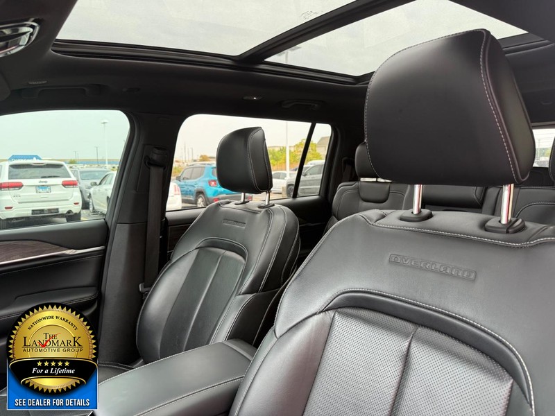 Jeep Grand Cherokee L Vehicle Full-screen Gallery Image 9