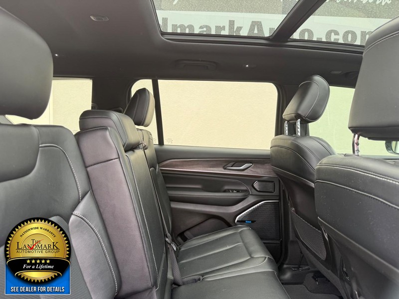 Jeep Grand Cherokee L Vehicle Full-screen Gallery Image 16