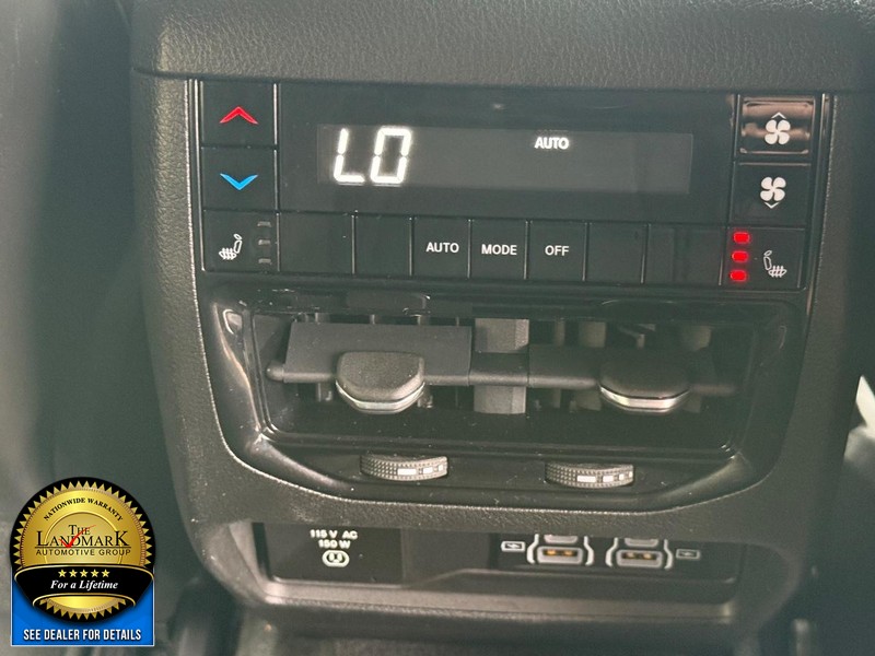 Jeep Grand Cherokee L Vehicle Full-screen Gallery Image 17