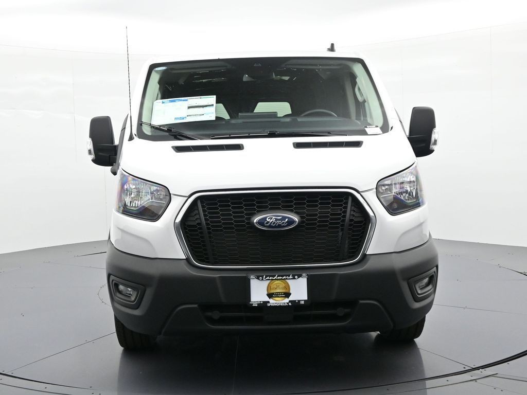 Ford Transit-250 Vehicle Full-screen Gallery Image 3