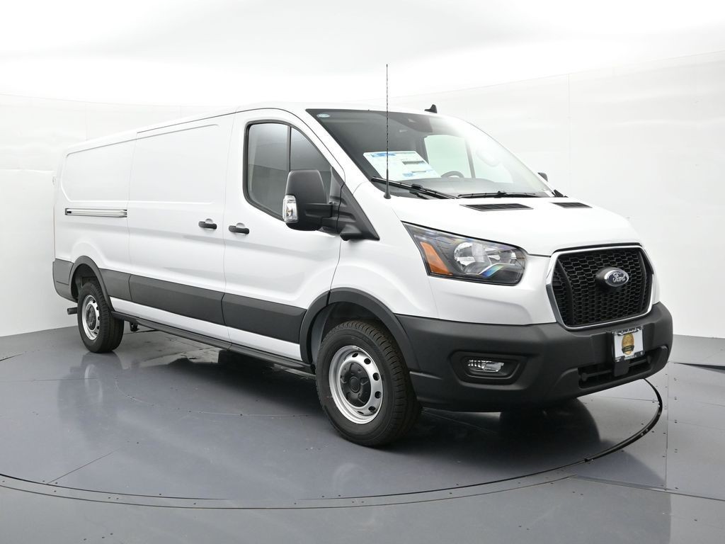 Ford Transit-250 Vehicle Full-screen Gallery Image 4