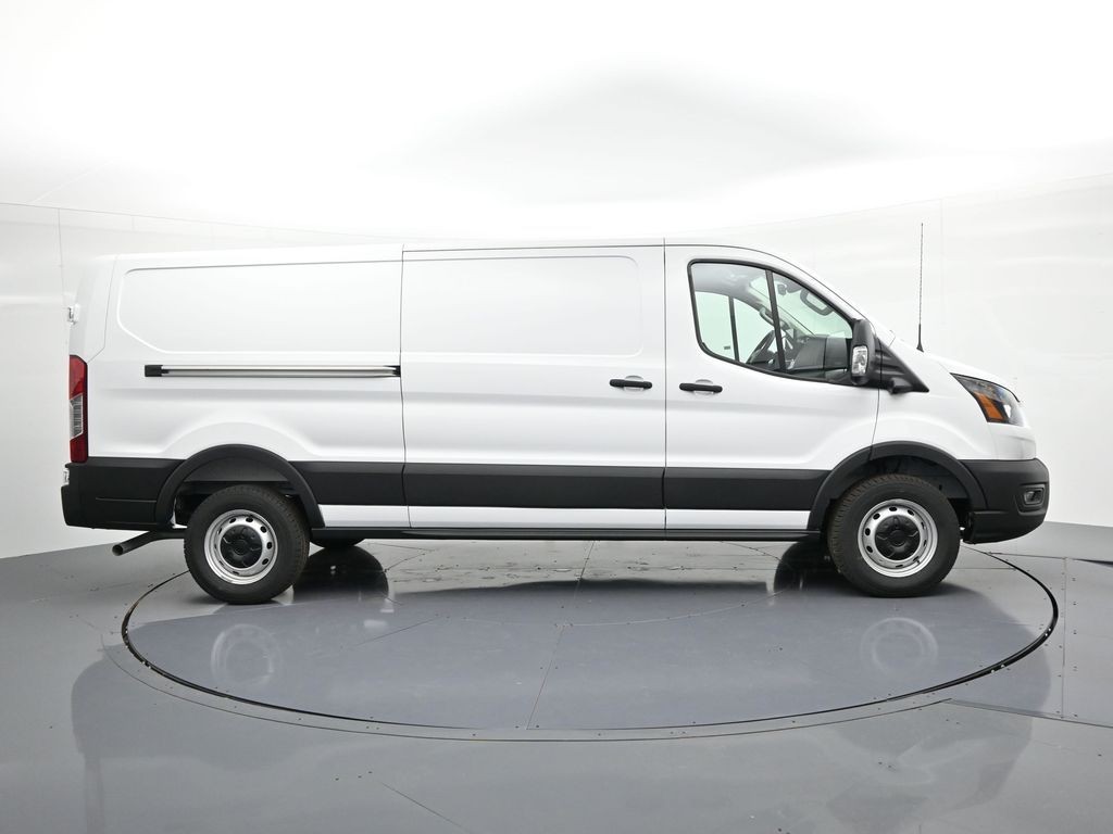Ford Transit-250 Vehicle Full-screen Gallery Image 5
