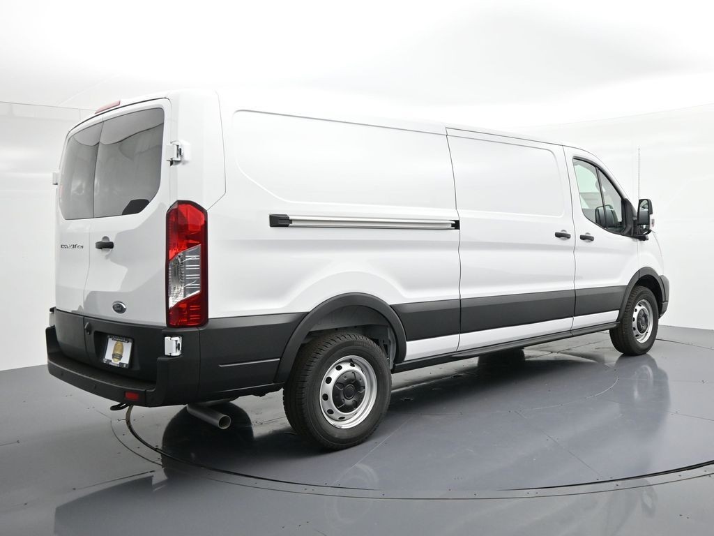 Ford Transit-250 Vehicle Full-screen Gallery Image 6