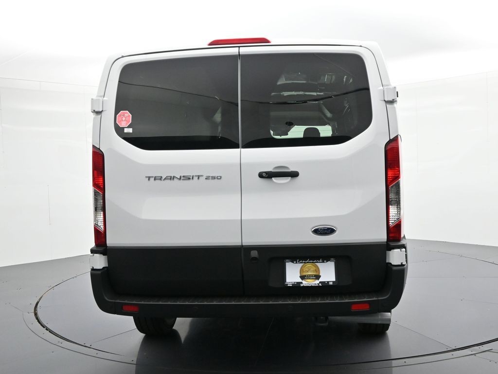 Ford Transit-250 Vehicle Full-screen Gallery Image 7