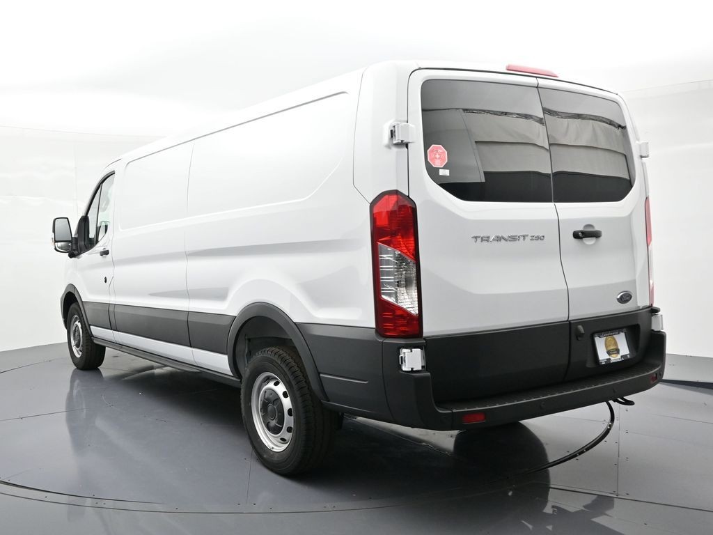 Ford Transit-250 Vehicle Full-screen Gallery Image 8