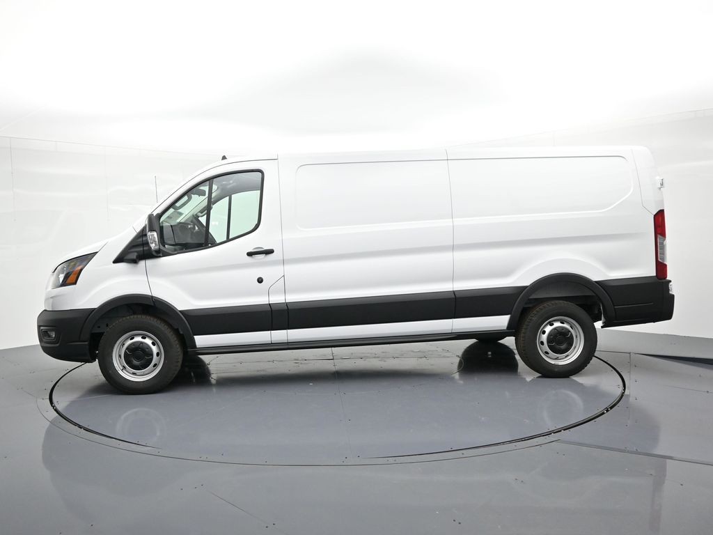 Ford Transit-250 Vehicle Full-screen Gallery Image 9