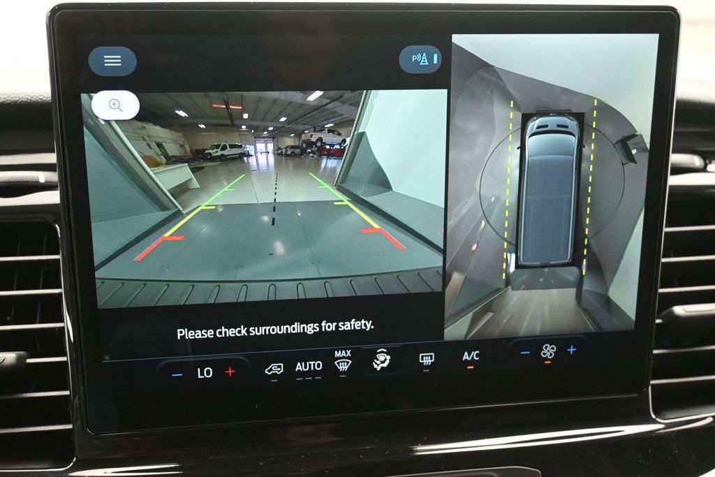 Ford Transit-250 Vehicle Full-screen Gallery Image 12