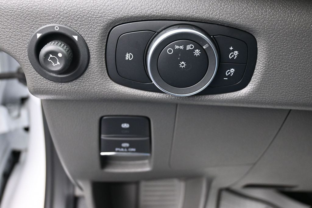 Ford Transit-250 Vehicle Full-screen Gallery Image 17