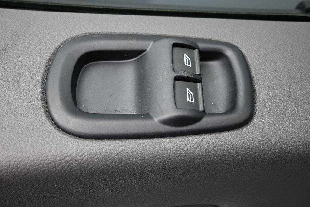 Ford Transit-250 Vehicle Full-screen Gallery Image 19