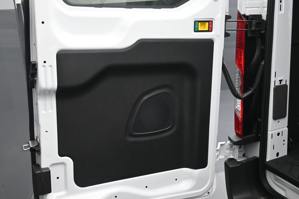 Ford Transit-250 Vehicle Full-screen Gallery Image 22