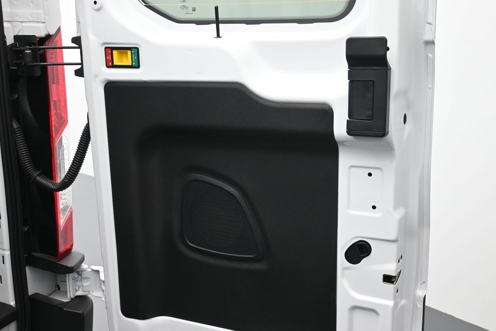 Ford Transit-250 Vehicle Full-screen Gallery Image 23