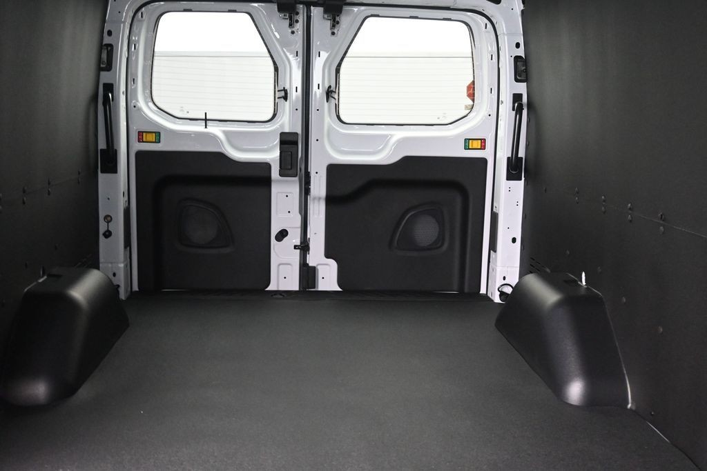 Ford Transit-250 Vehicle Full-screen Gallery Image 25