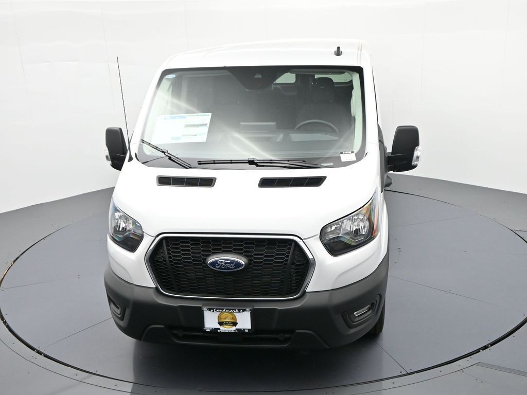 Ford Transit-250 Vehicle Full-screen Gallery Image 27
