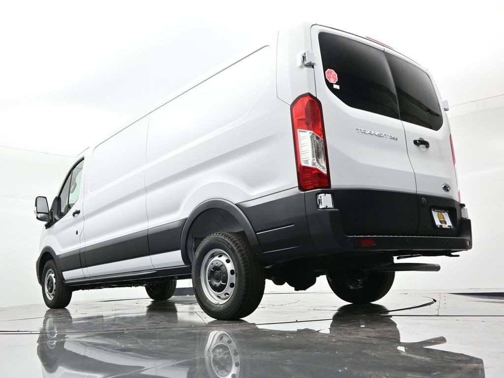 Ford Transit-250 Vehicle Full-screen Gallery Image 30